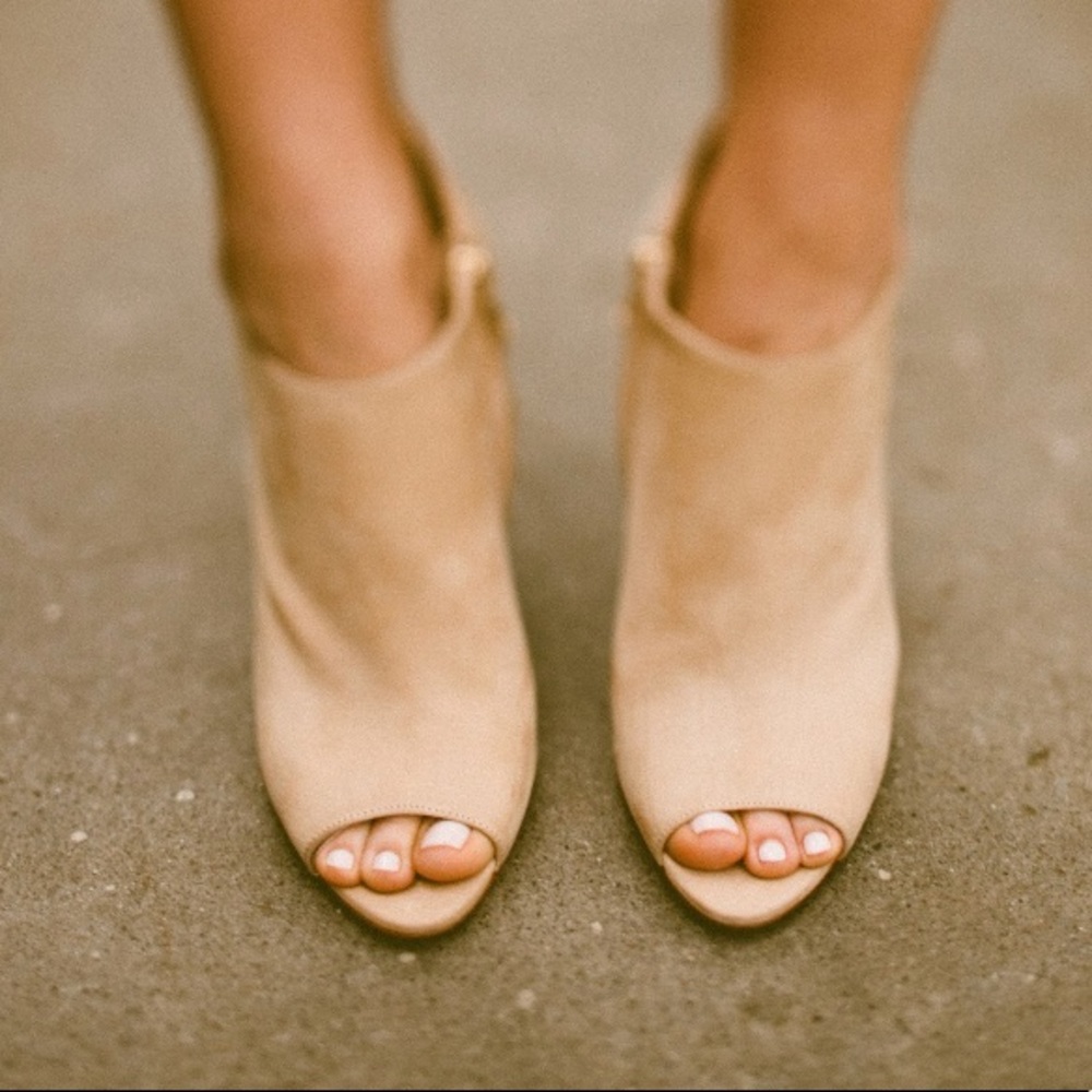 Burberry gorgeous suede peep toe w/clear wedges 38